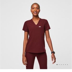 FIGS ONE POCKET SCRUB TOP